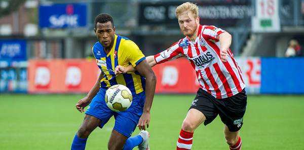 球迷翘首以 球迷翘首以